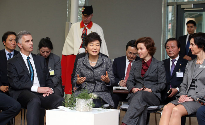 박근혜 대통령(가운데)이 21일 (현지시간) 베른의 상공업 직업학교를 방문, 학생들의 실습교실을 참관한뒤 열린 간담회에서 소감을 말하고 있다. (사진: 연합뉴스)