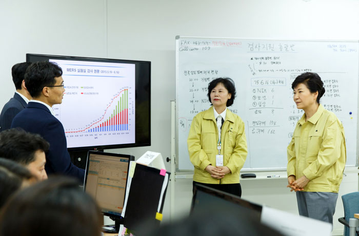 박근혜 대통령(오른쪽)이 국립보건연구원을 방문, 메르스 진단검사에 관한 설명을 듣고 있다.