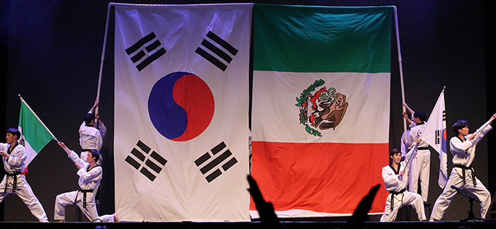 Taekwondo practitioners from the Kukkiwon complete their show by hoisting the national flags of Korea and Mexico on April 3 in Mexico City.