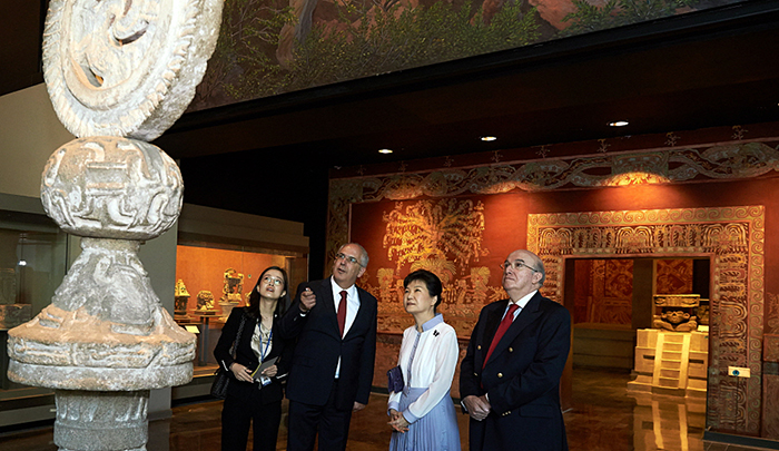 President Park Geun-hye listens to an explanation about the ancient kingdoms of Mexico from Antonio Saborit, director of the National Museum of Anthropology, in Mexico City on April 3.