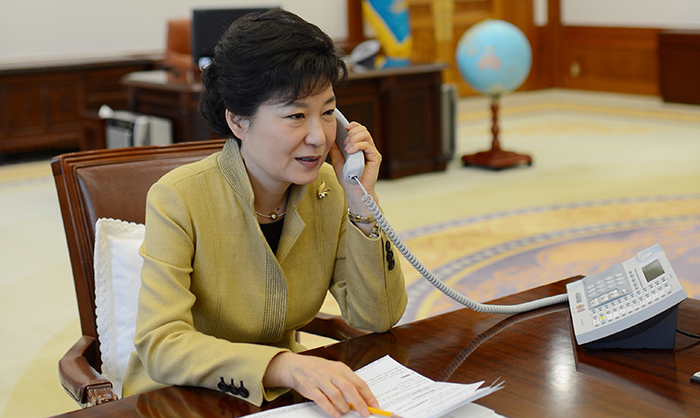 President Park Geun-hye and U.S. President-elect Donald Trump hold a telephone conversation on Nov. 10 and reconfirm the steadfast alliance between Korea and the U.S.
