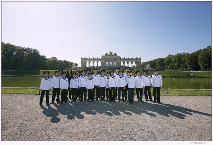 La directora del Coro de los Niños Cantores de Viena Kim Bomi, posa para una foto grupal acompañada de sus cantantes.
