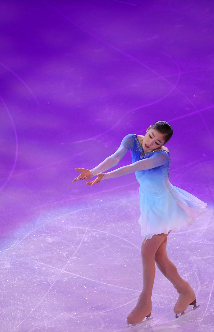23일 (한국시간) 김연아가 러시아 소치 아이스버그 스케이팅팰리스에서 열린 피겨스케이팅 갈라쇼에서 연기를 펼치고 있다. (사진: 연합뉴스)