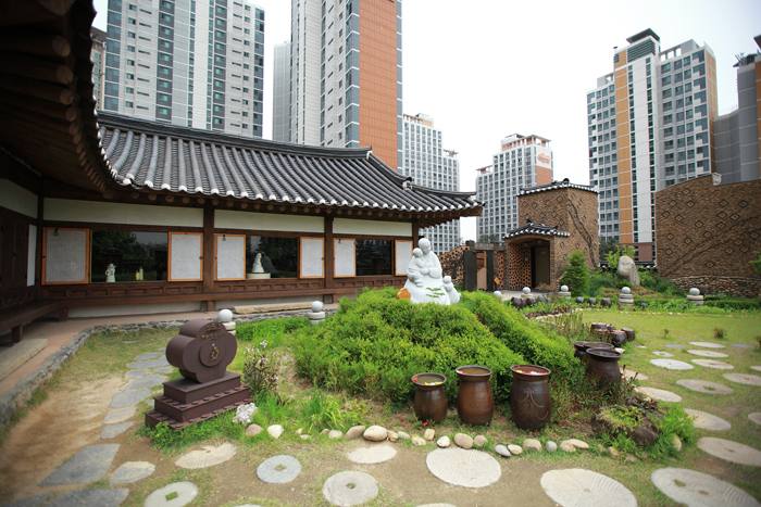 The Danggogae Martyrs' Shrine is where the third highest number of Catholic saints in Korea was martyred. On the church's roof, there is a sculpture of St. Mary on a grassy knoll. (photos courtesy of the Archdiocese of Seoul)