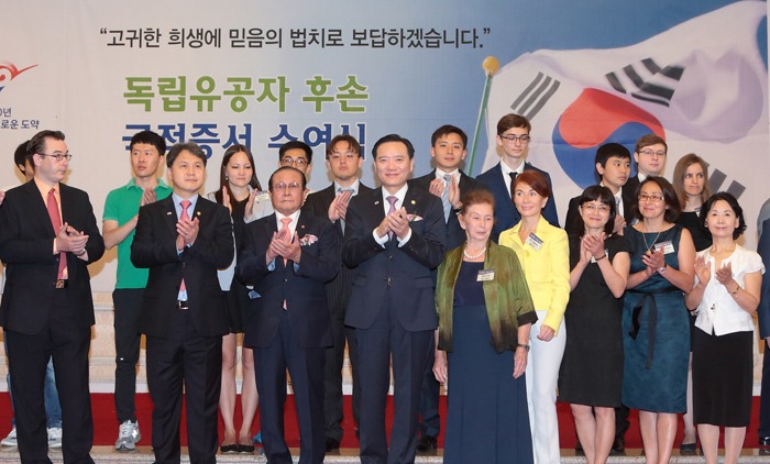 정부과천청사에서 열린 국적증서 수여식에 참석한 독립유공자 후손들. 