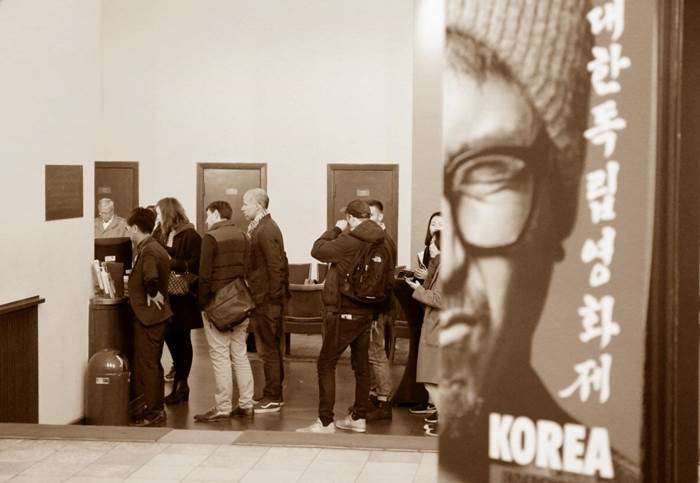 Del 1 al 10 de noviembre, el CCC en Alemania organizó el 2º festival de cine independiente de Corea llamado “Korea Independent 2018” en el Teatro Babylon de Berlín, con películas coreanas sobre temas como los derechos de las mujeres, el desempleo juvenil y los desertores norcoreanos.     Según el CCC en Alemania, las entradas se agotaron en cada presentación y la popularidad del festival ha llevado a proyecciones adicionales. | Facebook de Centro Cultural Coreano en Alemania