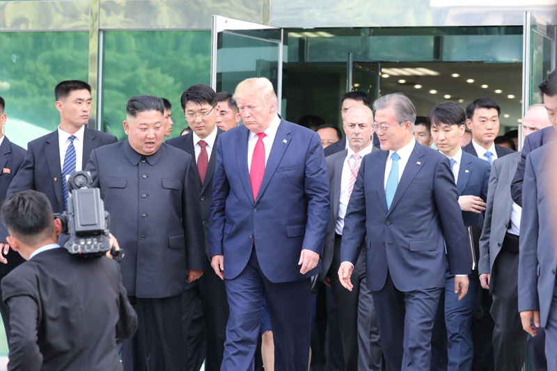 El presidente de Corea del Sur, Moon Jae-in (dcha.), el líder de Corea del Norte, Kim Jong Un(centro), y el presidente de Estados Unidos, Donald Trump, salen de la Casa de la Libertad en la aldea de la tregua de Panmunjeom después de su primer encuentro en la historia, el 30 de junio de 2019. Este día, los líderes de Pyeongyang y Washington sostuvieron una cumbre de aproximandamente una hora. | Yonhap News