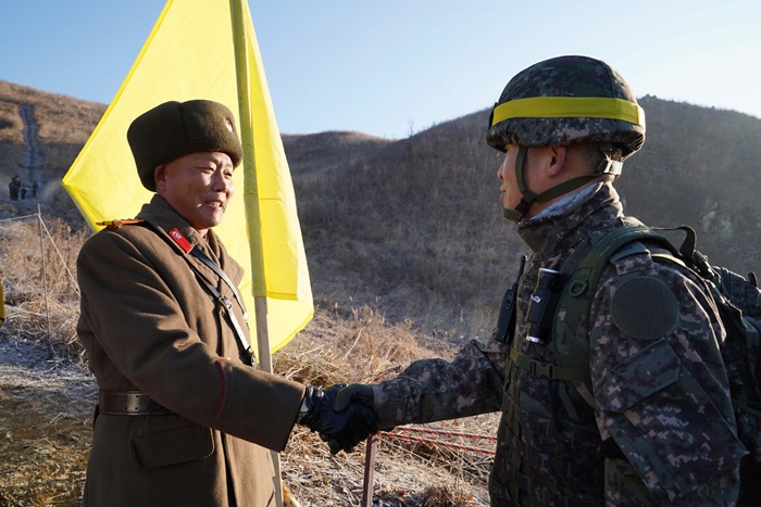 El 12 de diciembre, personales militares de Corea de Sur y del Norte se dan la mano antes de llevar a cabo la verificación conjunta de la retirada de los puestos de guardia en la Zona Desmilitarizada (DMZ, por sus siglas en inglés).