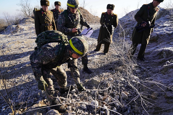 El 12 de diciembre, el equipo surcoreano de verificación está examinando los restos de la demolición de los puestos de guardia de Corea del Norte.