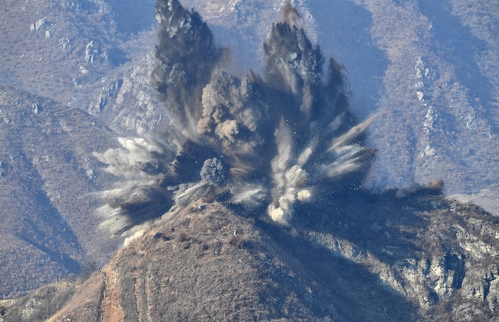 El 20 de noviembre, los puestos de guardia de Corea del Norte fueron demolidos. La demolición fue parte del seguimiento al Acuerdo para la Implementación de la Declaración de Panmunjeom en el Ámbito Militar, firmado el 19 de septiembre.