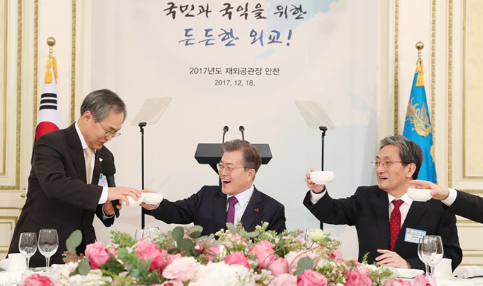 문재인 대통령이 18일 청와대 영빈관에서 열린 재외공관장 초청 만찬에서 참석자들과 막걸리로 건배하고 있다.