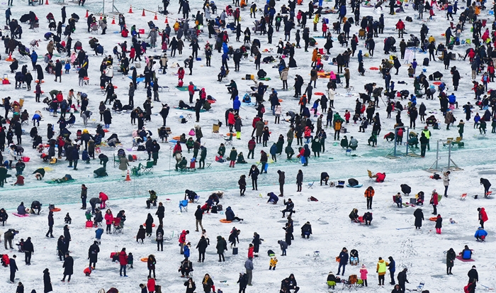 Más de 10 mil turistas han llegado a disfurtar el Festival de la Trucha de Montaña de Hwacheon, Gangwon-do. | Comité organizador del Festival de la Trucha de Montaña de Hwacheon