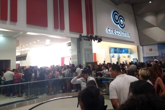 Cientos de fans hacienda fila a las afueras de los cinemas que proyectaron el concierto en Cartagena. | BTS ARMY Cartagena
