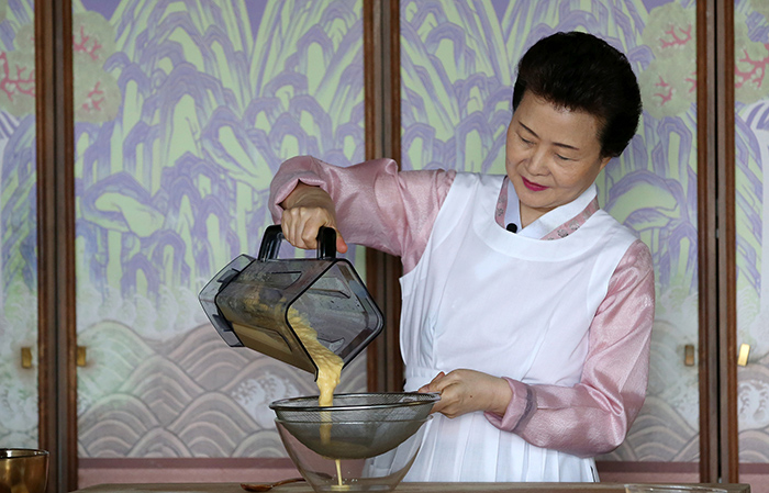 믹서기에 갈아낸 옥수수를 체에 거른 뒤 찹쌀죽에 섞는다.