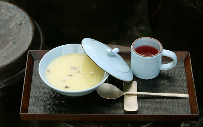 ‘버섯옥수수죽’은 버섯과 옥수수의 담백한 본연의 맛과 잘게 썬 버섯이 부드럽게 씹히는 식감을 즐길 수 있는 메뉴이다.
