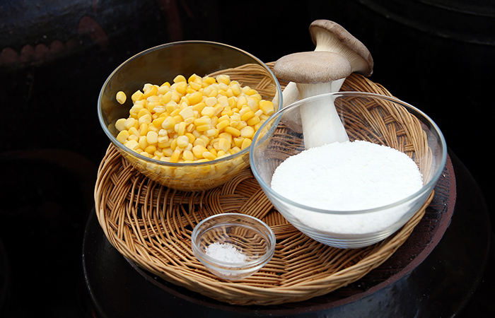‘버섯옥수수죽’의 주 재료인 새송이버섯과 옥수수, 찹쌀가루와 소금. 캔옥수수도 이용 가능하다.