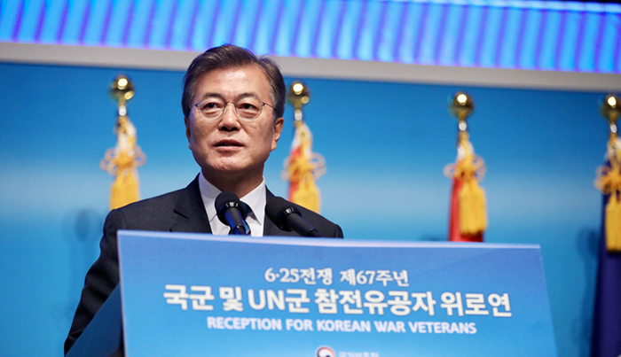 문재인 대통령이 26일 자신의 SNS에 올린 유엔참전용사 추모사에서 “참전용사들의 용기에 보답하는 길은 평화의 한반도를 만드는 것”이라고 밝혔다. 문 대통령이 지난해 6월 서울에서 열린 ‘국군 및 UN군 참전유공자 위로연’에서 연설하고 있다. 청와대.