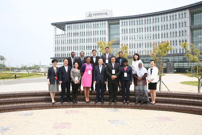 Nine regional government officials from Central America, Latin America and Africa participate in the Local Administration Capacity Building workshop held at the LOGODI. They are learning about Korea's online government services, the New Village Movement and regional development strategies.