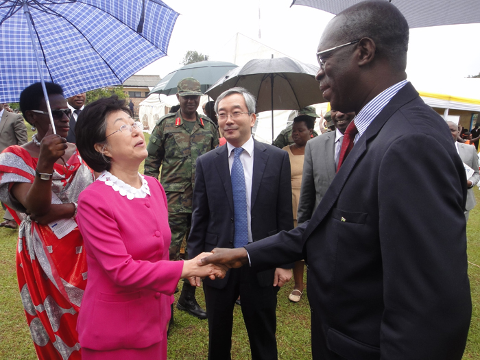 Lee Eun-jae, president of KIPA, and Rwandan Prime Minister Anastase Murekezi shake hands at the RMI.