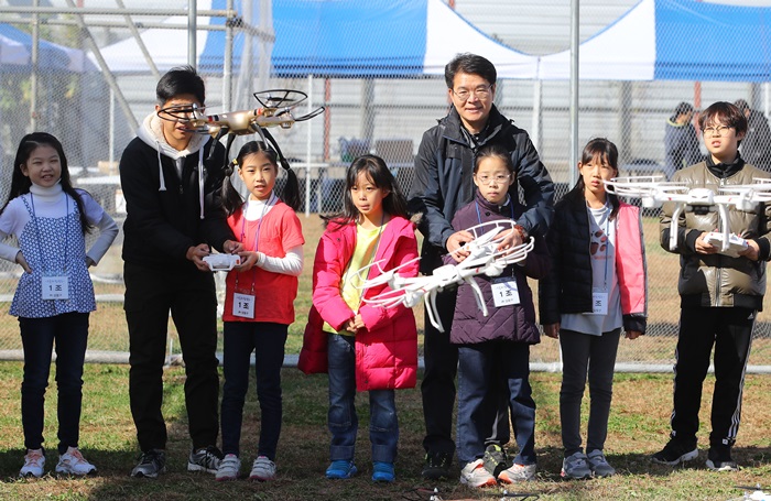 전세계적으로 드론 붐이 일고 있는 가운데, 한국에서도 드론을 즐기는 사람들이 늘고 있다. 사진은 지난해 10월 서울에서 시민들이 드론 체험을 하는 모습. 연합뉴스