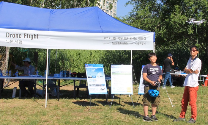한강 드론공원에는 교육장이 있어 드론을 처음 접하는 사람들도 쉽게 체험할 수 있다. 김영신