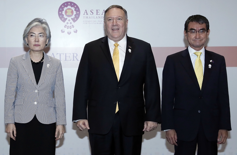 Los cancilleres de Corea, Japón y Estados Unidos posan para fotos el 2 de agosto después de mantener una reunión tripartita en Bangkok, Tailandia. | Yonhap News