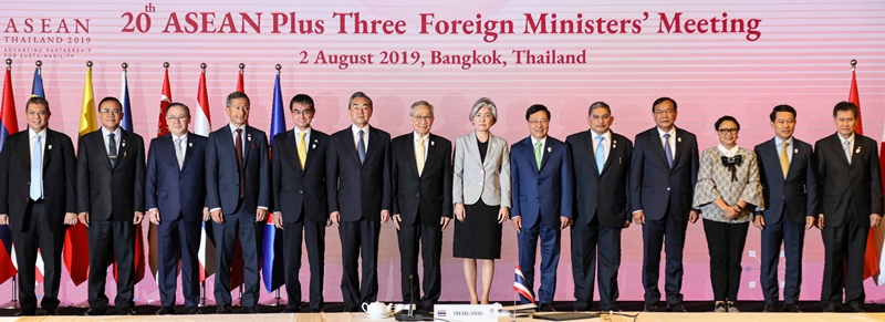 La ministra de Relaciones Exteriores de Corea del Sur, Kang Kyung-wha (7º por la dcha) posa para una foto grupal con los participantes en la reunión de cancilleres de la ASEAN+3, el 2 de agosto, en Bangkok, Tailandia. | Ministerio de Relaciones Exteriores