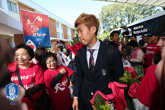 브라질 이과수 베이스캠프에서 환영인파에 둘러싸인 손흥민 선수 (사진: 대한축구협회)