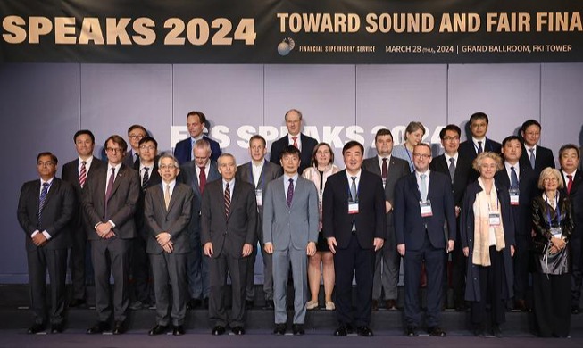 El jefe del FSS con un grupo de diplomáticos extranjeros en Seúl