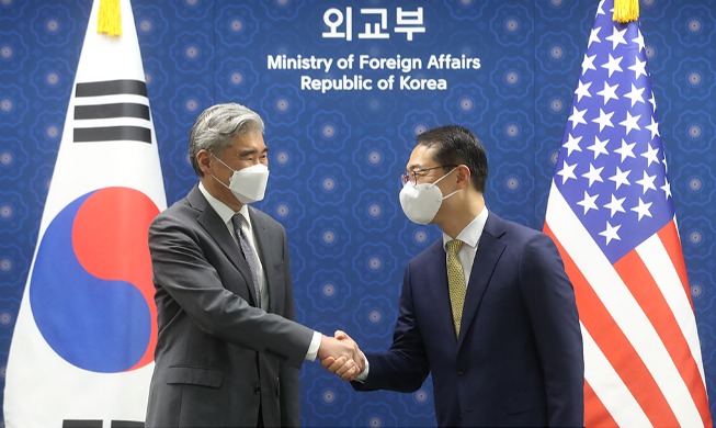 Apretón entre los jefes negociadores nucleares de Corea del Sur y Estados Unidos