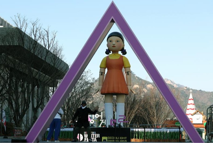 La muñeca asesina de 'El juego del calamar' en la plaza Gwanghwamun