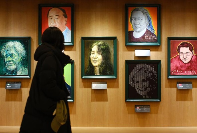 Exposición de retratos de los laureados con el Premio Nobel de Literatura