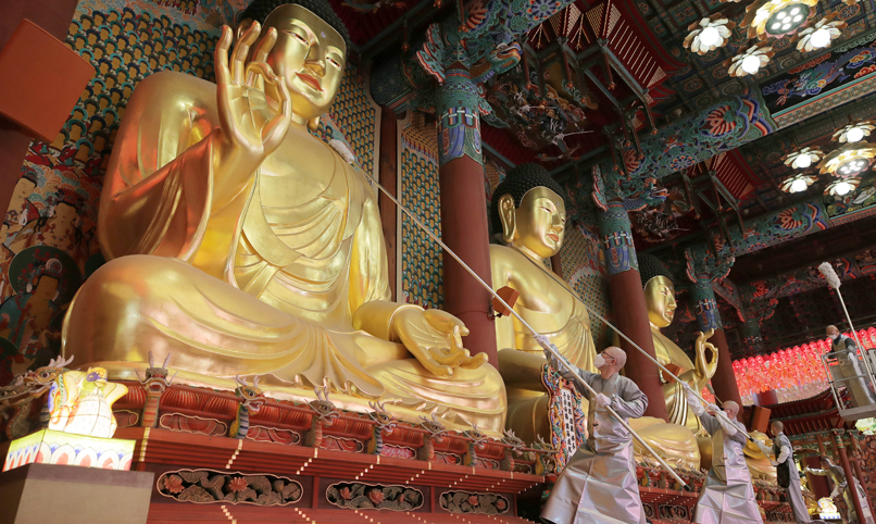 [Foto del día] Limpieza de estatuas para celebrar el cumpleaños de Buda