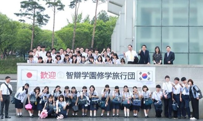 Estudiantes japoneses reanudan sus viajes escolares a Corea luego de 3 años de haber sido suspendidos por el COVID-19