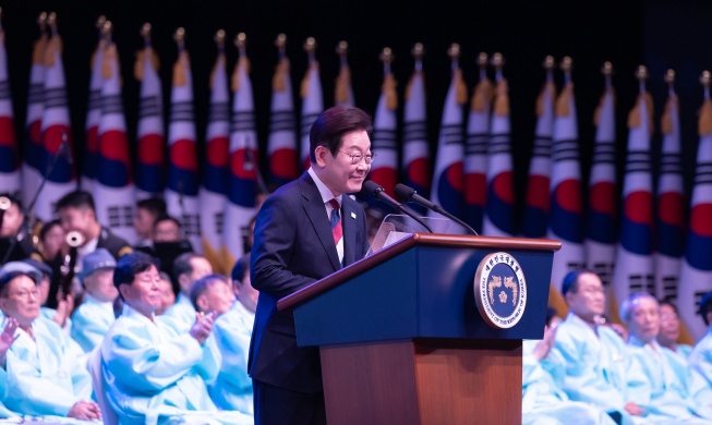 Lee llama a una nueva era de paz intercoreana y cooperación con Japón