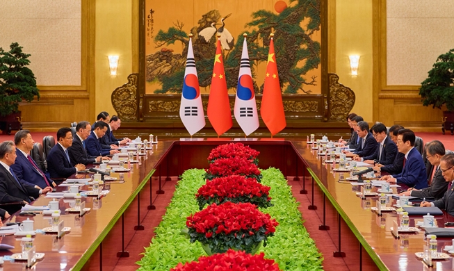 Lee refuerza el diálogo con China en encuentros con el PM y el el jefe del Parlamento