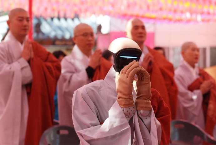Un robot monje en el templo Jogyesa