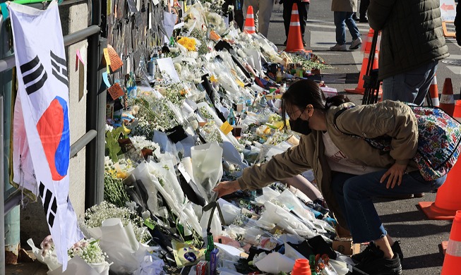 Colocando flores para recordar a las víctimas del accidente de Itaewon