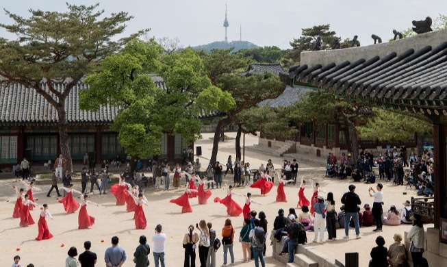 Un desfile para conmemorar el 40º aniversario de la restauración del nombre del palacio Changgyeonggung