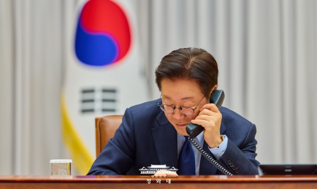 Lee discute la cooperación en defensa con el secretario general de la OTAN