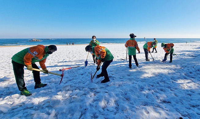 Quitando el hielo de la playa de Gyeongpo