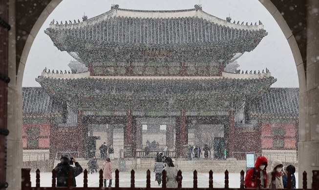 Palacio Gyeongbokgung bajo grandes copos de nieve