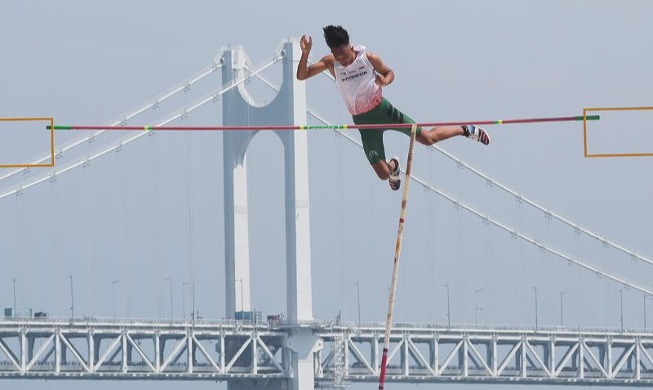 Salto con pértiga en la playa de Gwangalli