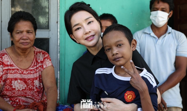 La primera dama Kim Keon Hee envía una vídeo carta a un niño camboyano a punto de ser operado del corazón