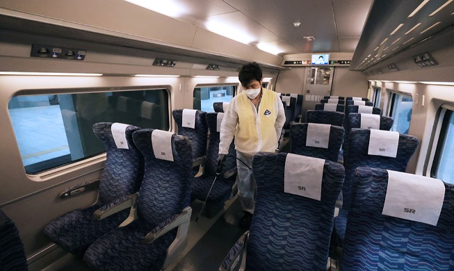 Desinfectando los trenes antes de los feriados del Año Nuevo lunar