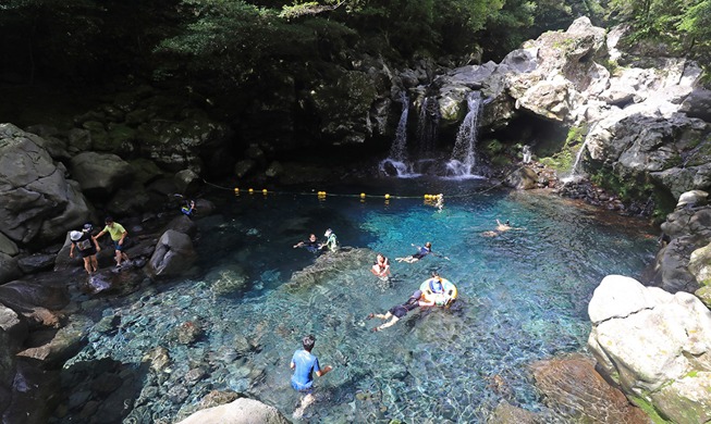 [Foto del día] Actividades acuáticas en las cataratas Wonang de la isla de Jeju