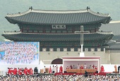 El papa proclama la beatificación de Pablo Yun Ji-chung y de 123 mártires más