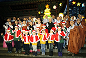 El árbol de Navidad del templo budista de Jogyesa brilla para todas las religiones