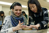 En el Museo Nacional de Corea, clases de artes tradicionales y artesanías