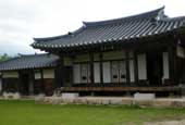 A disfrutar del ambiente relajado de una casa tradicional coreana antigua